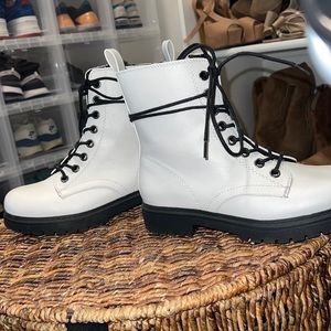 Brand new womens size 7 never worn